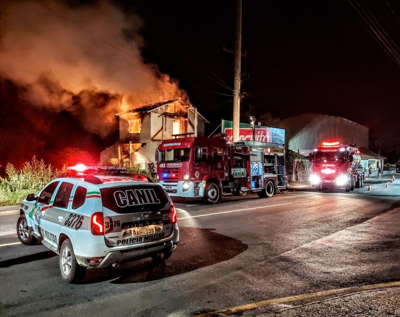 Inc&ecirc;ndio aconteceu na noite de ter&ccedil;a-feira (6), no bairro &Aacute;gua Verde – Foto: F&aacute;bio Junkes/OCP News