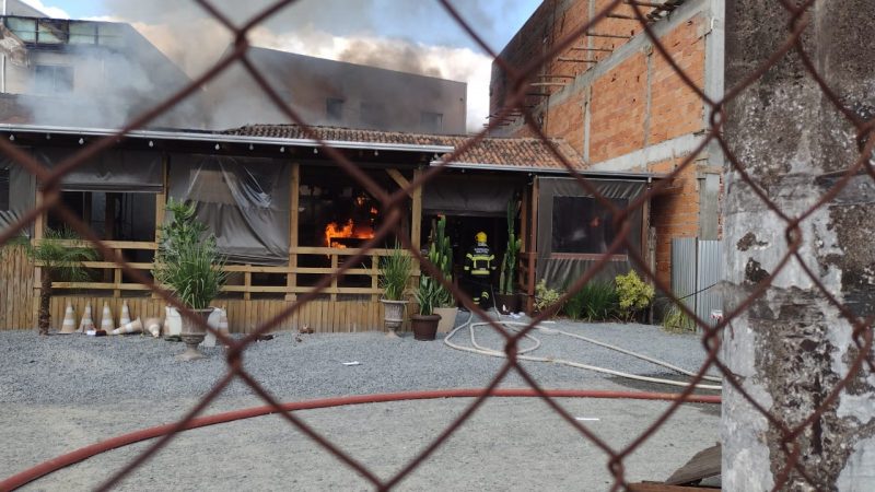 Incêndio destrói pastelaria e casas em Blumenau – Foto: Talita Catie/ND