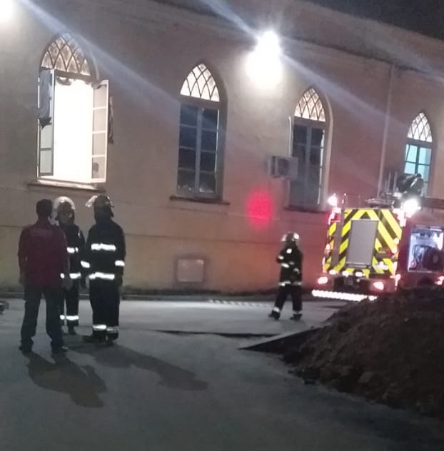 incêndio no Hospital e bombeiros no local