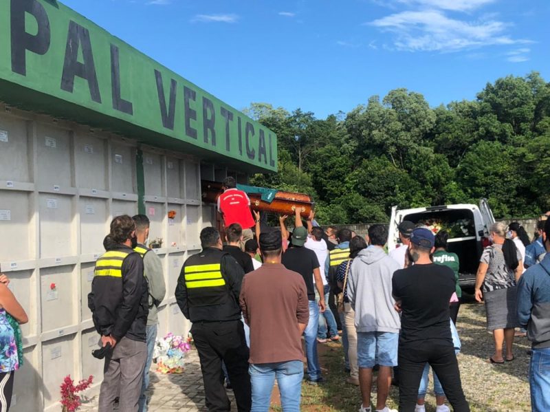 Jesiel Leite morreu em grave acidente na madrugada de ter&ccedil;a-feira (23) e foi enterrado nesta quarta-feira (24), em Araquari – Foto: Ronaldo Daros/NDTV