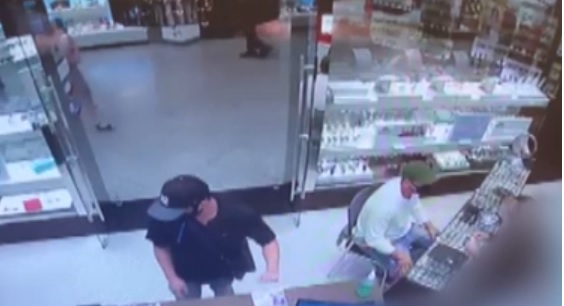 Criminosos teriam roubado dezenas de joias da loja – Foto: Reprodu&ccedil;&atilde;o