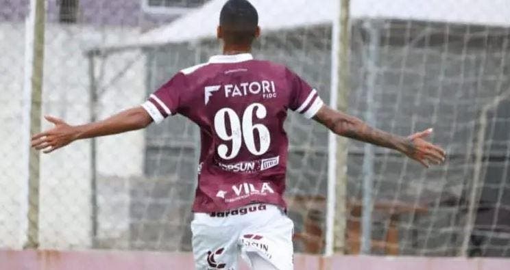 Jogador do Jaraguá comemora gol