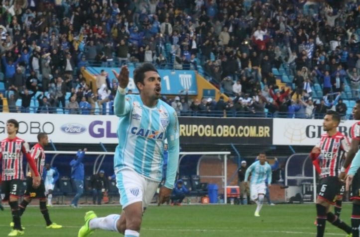 Júnior Dutra comemora gol contra o São Paulo, no estádio da Ressacada