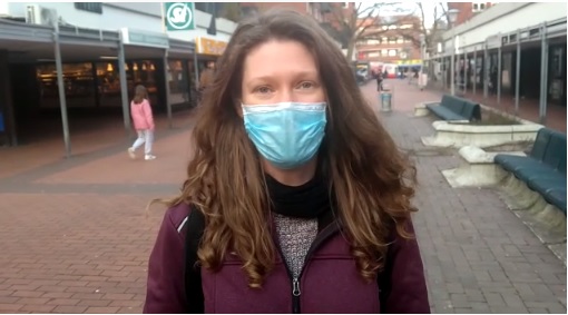 Julia Hinrichs, que trabalha dentro de um hospital, explica que ainda h&aacute; capacidade de receber pacientes, mas o agendamento de cirurgias eletivas foi interrompido, por exemplo – Foto: Reprodu&ccedil;&atilde;o v&iacute;deo/Divulga&ccedil;&atilde;o ND