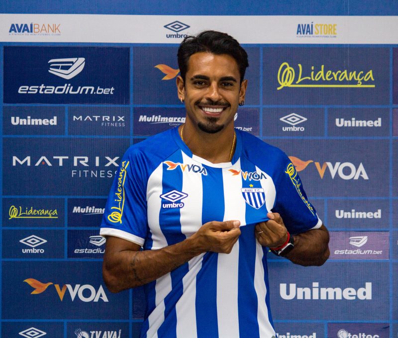 'Minha casa', afirma Júnior Dutra em apresentação no Avaí