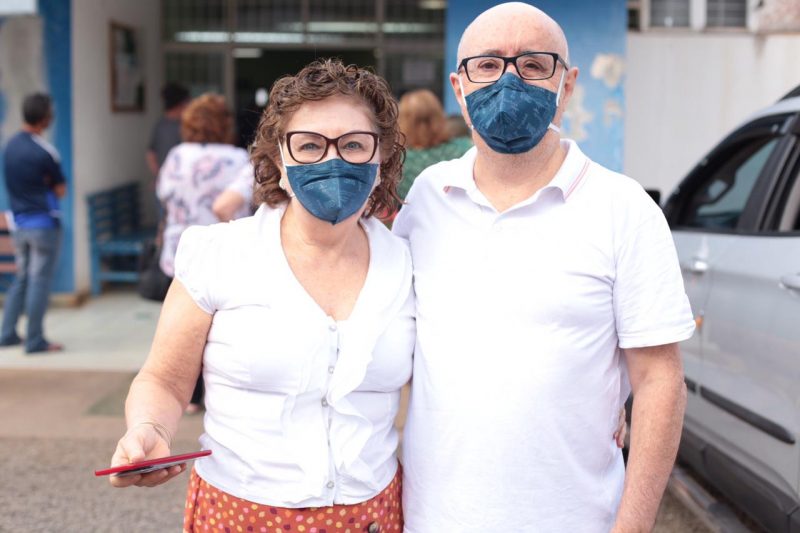 Jurema e Agenor Pretto estiveram cedo no posto de saúde para receber a imunização contra a Covid-19 – Foto: Prefeitura de Chapecó/Divulgação