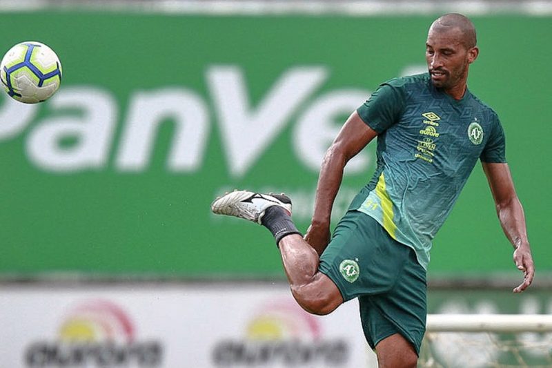 Zagueiro Kadu deve ser titular na partida desta quinta-feira – Foto: M&aacute;rcio Cunha/ACF