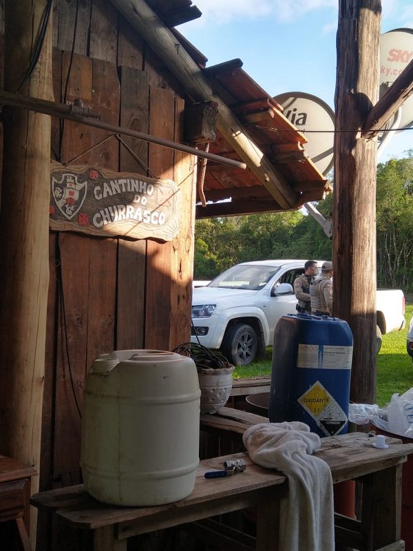 Os insumos e produtos qu&iacute;micos encontrados no local seriam suficientes para a fabrica&ccedil;&atilde;o de milhares de comprimidos de ecstasy &nbsp;– Foto: Pol&iacute;cia Federal Joinville/Divulga&ccedil;&atilde;o ND