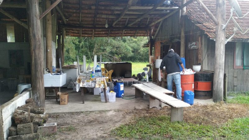 Um dos laborat&oacute;rios funcionava em uma ch&aacute;cara em S&atilde;o Jos&eacute; do Acara&iacute;, em S&atilde;o Francisco do Sul – Foto: PF/Divulga&ccedil;&atilde;o