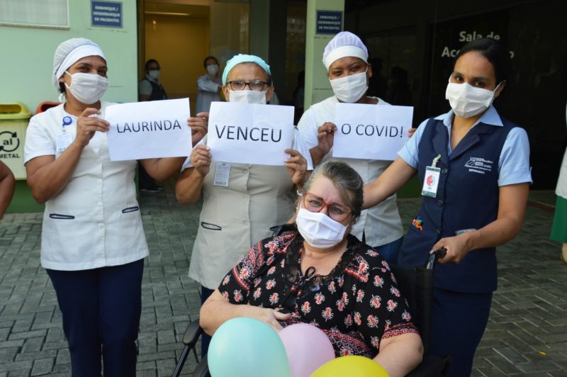 Laurinda ao lado das colegas de trabalho quando recebeu alta hospitalar – Foto: Philipe Oliveira/HSI