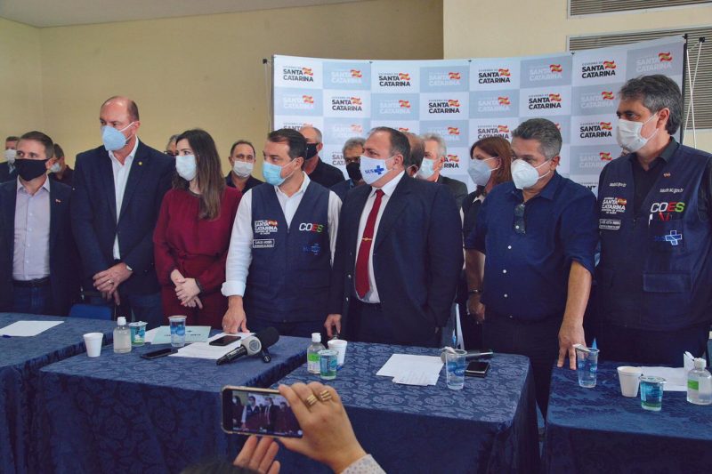 Em coletiva à imprensa o ministro prometeu que vacinará todo o grupo prioritário no primeiro semestre. – Foto: Leandro Schmidt/Prefeitura de Chapecó