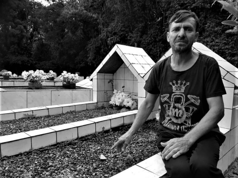 Por causa da homofobia, homem vive em cemitério no Norte de SC – Foto: Herison Schorr/Folha Norte