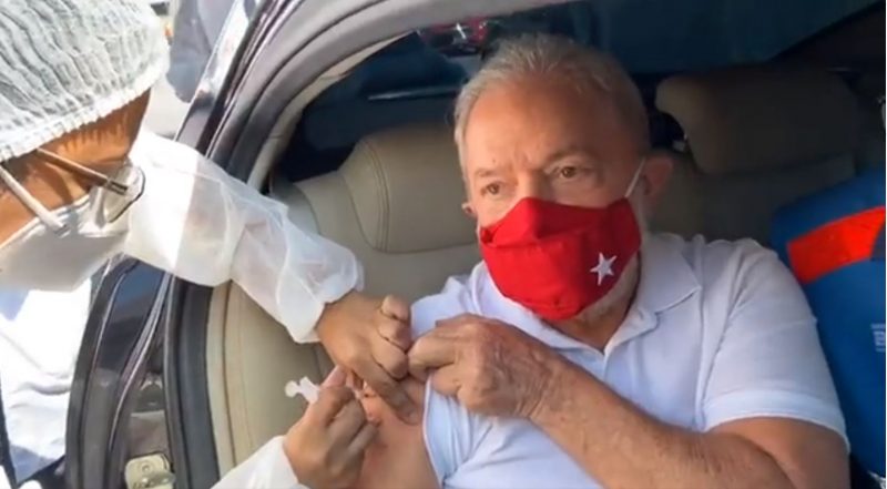 Ex-presidente Luiz In&aacute;cio Lula da Silva recebe a primeira dose da Coronavac em S&atilde;o Bernardo do Campo – Foto: Reprodu&ccedil;&atilde;o/Redes Sociais