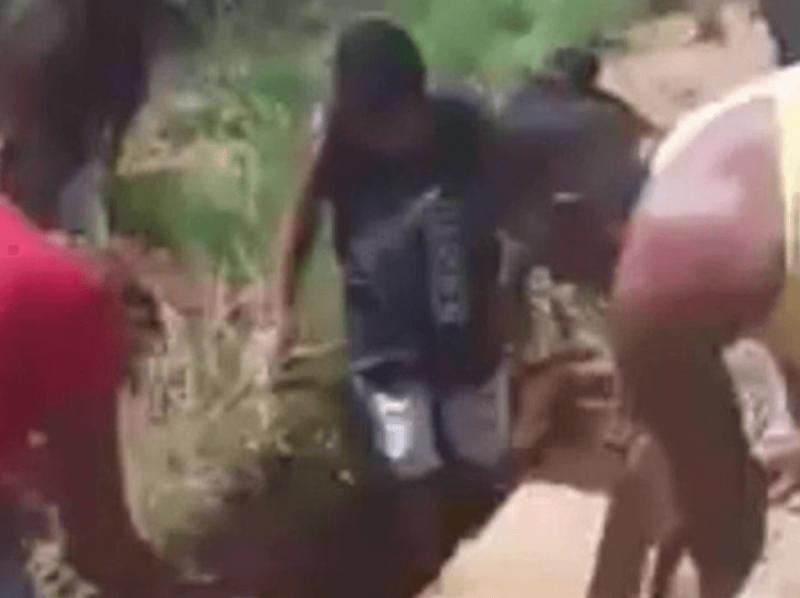 Fam&iacute;lia faz a cova e enterra parente por conta pr&oacute;pria, j&aacute; que n&atilde;o havia coveiro no cemit&eacute;rio – Foto: Reprodu&ccedil;&atilde;o