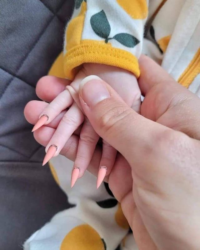 Influenciadora faz as unhas de rec&eacute;m nascida e &eacute; detonada nas redes – Foto: Reprodu&ccedil;&atilde;o/Twitter