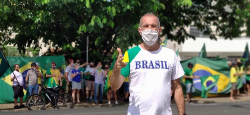 Manifestantes de reúnem em frente ao 23º BI para pedir intervenção militar – Foto: Stêvão Limana/NDTV