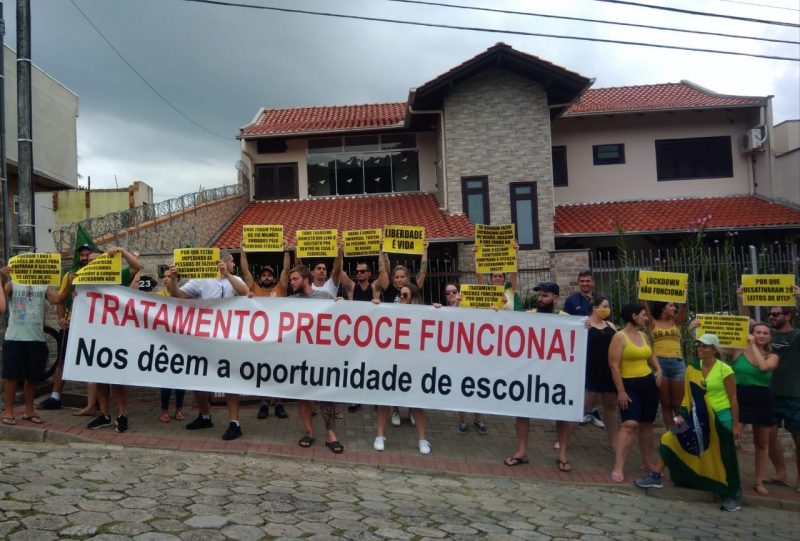 Manifestantes protestam em frente à casa do prefeito de Blumenau – Foto: Redes sociais/Reprodução