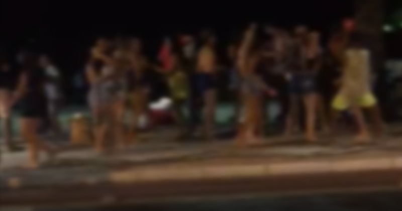 Grupo foi flagrado realizando festa em praia de BC – Foto: Reprodu&ccedil;&atilde;o redes sociais