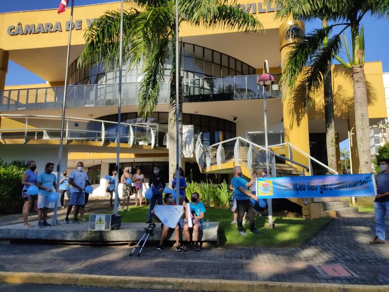Diab&eacute;ticos e familiares de diab&eacute;ticos se reuniram em frente &agrave; C&acirc;mara de Vereadores de Joinville nesta quarta (31) – Foto: Dani Lando/NDTV