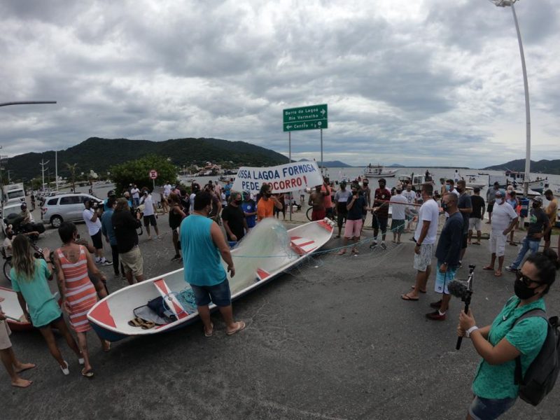 Protesto reúne moradores na Lagoa da Conceição