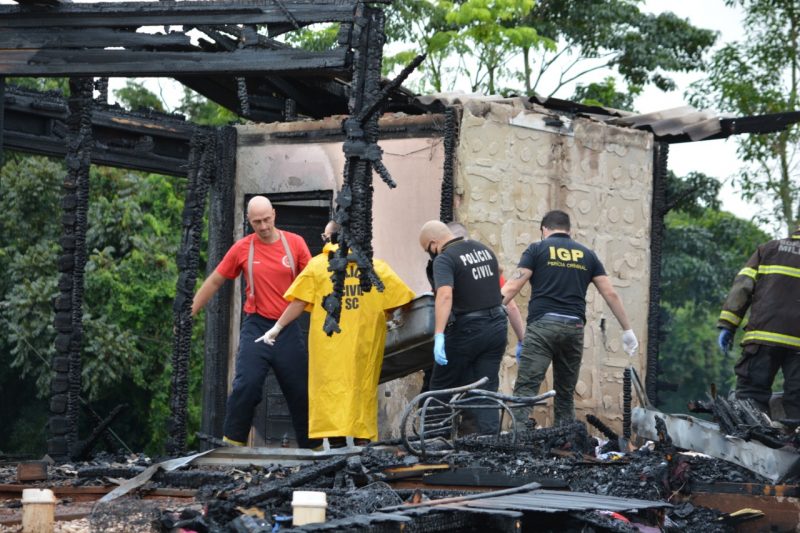 casa ficou destruída em incêndio