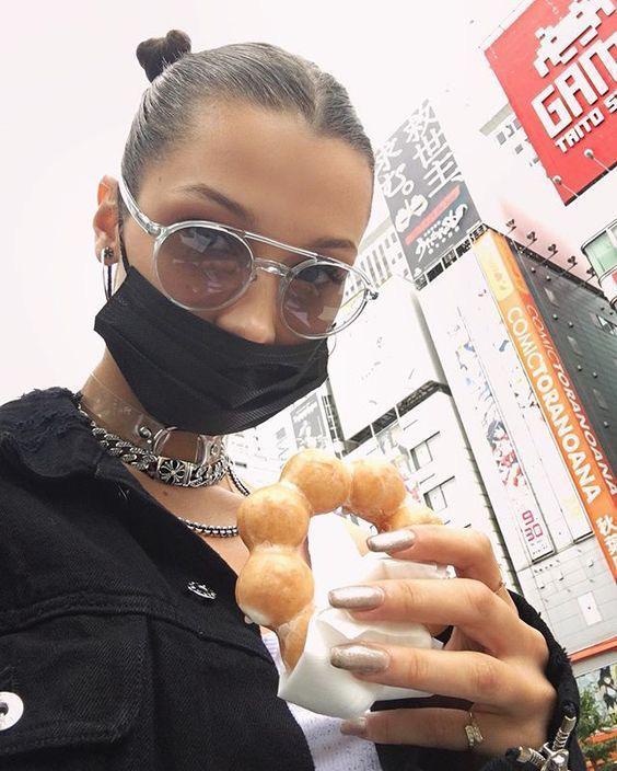Foto: Máscara neutra com óculos de sol de lente clara, e ousando usando colares também