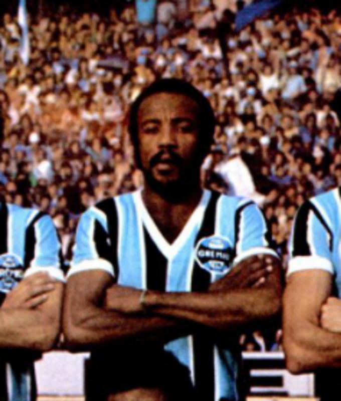 O zagueiro Rigoberto Costa, ou melhor, Beto Fusc&atilde;o, nascido em Florian&oacute;polis no dia 13 de abril de 1950, saiu do Figueirense para o Am&eacute;rica de Joinville e depois foi brilhar no Gr&ecirc;mio e Palmeiras onde ganhou esse apelido. No tricolor ga&uacute;cho, conquistou o estadual de 1977 e no time alviverde paulista foi vice-campe&atilde;o brasileiro em 1978. O zagueiro vestiu a camisa da Sele&ccedil;&atilde;o Brasileira em nove jogos entre 1976 e 1977. – (Acervo Placar/ND)