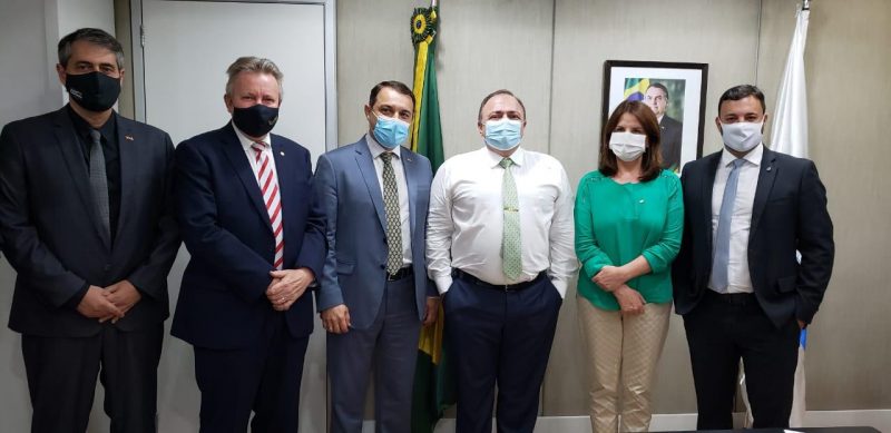 Governador Mois&eacute;s e secret&aacute;rio da Sa&uacute;de de SC com ministro Pazuello nesta ter&ccedil;a (2) em Bras&iacute;lia – Foto: Divulga&ccedil;&atilde;o/ND