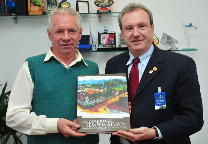 Luiz (&agrave; esquerda) atuou como vereador na cidade entre os anos de 1997 e 2000 – Foto: Sabrina Seibel/C&acirc;mara de Vereadores de Joinville