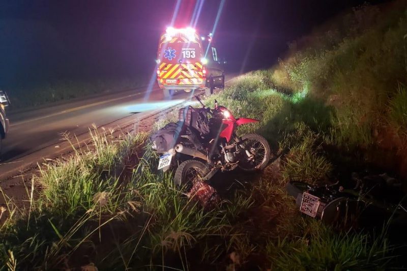 Duas motocicletas estavam caídas às margens da rodovia – Foto: Corpo de Bombeiros/ND