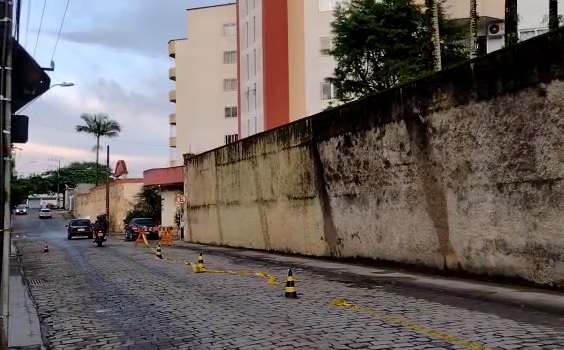 Muro que caiu e matou pedestre em Blumenau ser&aacute; totalmente demolido – Foto: Talita Catie/ND