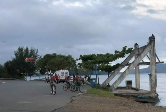Trio pescava na Ba&iacute;a da Babitonga quando embarca&ccedil;&atilde;o afundou – Foto: Redes Sociais