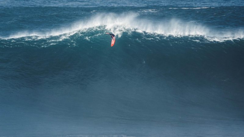 O manezinho pode ter surfado a maior onda do mundo em Nazaré, Portugal – Foto: Vini dos Santos/ND