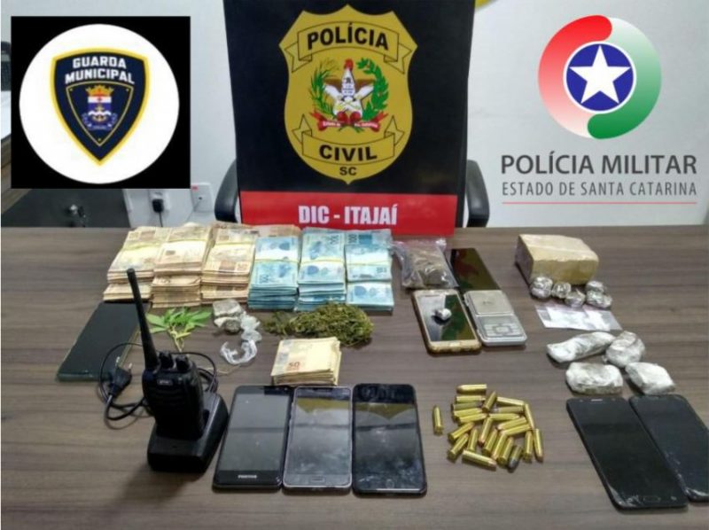 Pol&iacute;cia apreendeu dinheiro, muni&ccedil;&otilde;es e drogas – Foto: Divulga&ccedil;&atilde;o/Pol&iacute;cia Civil