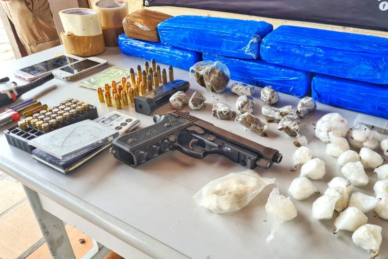 Operação da PM apreende arma e drogas em Blumenau – Foto: Divulgação/PM Blumenau