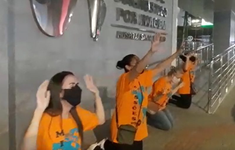 Fiéis rezam em frente ao Hospital Santo Antônio, em Blumenau – Foto: Reprodução/ND