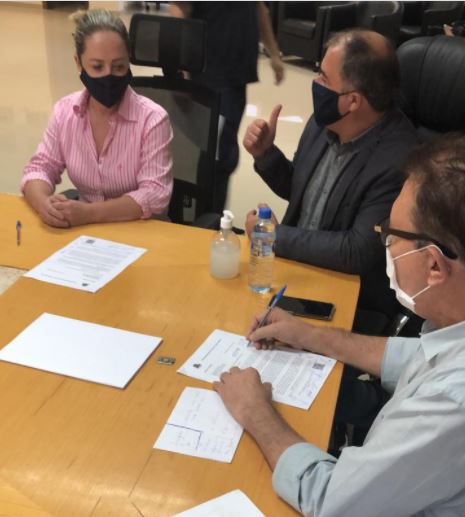 Orvino recebe carta na Prefeitura