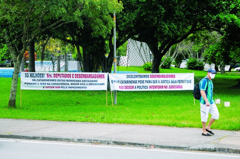 Faixas exp&otilde;em o desejo de William, um sobrevivente da Covid-19 – Foto: Leo Munhoz/ND