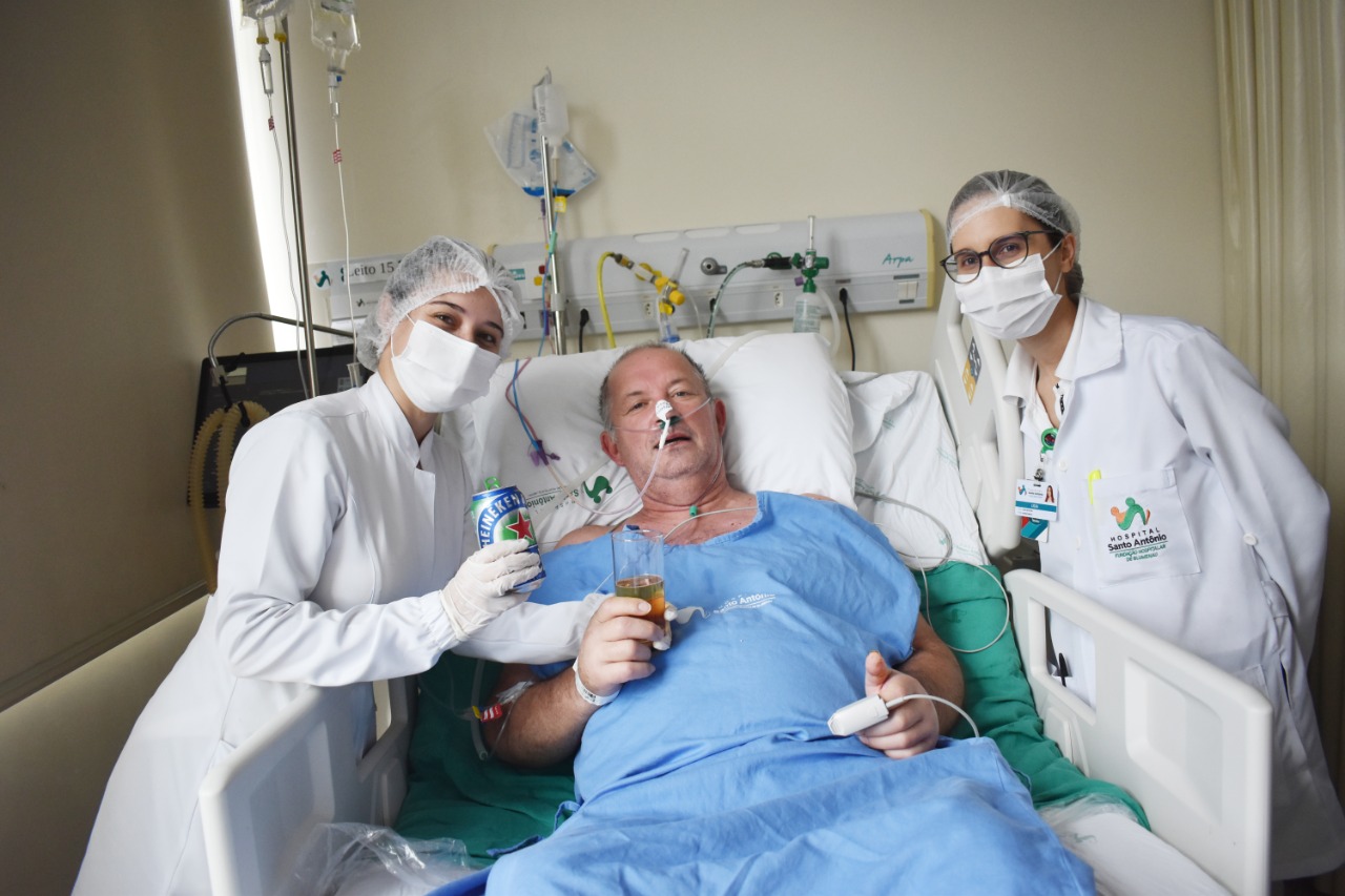 Paciente com Covid-19 sai da UTI e pede para tomar uma cerveja em Blumenau - Larissa Machado/ Comunicação HSA