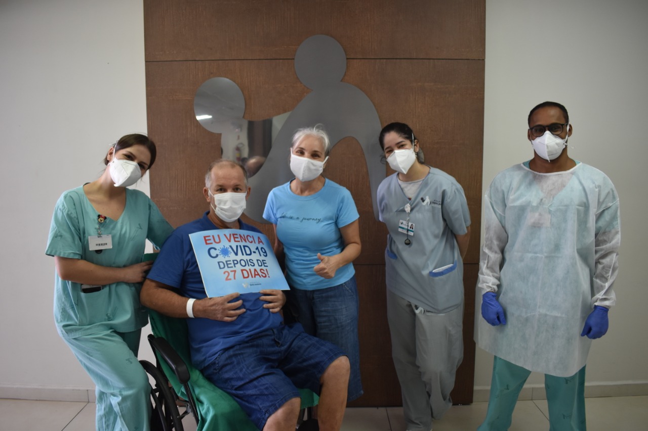 Após 27 dias internado, paciente que pediu para tomar cerveja após sair da UTI recebe alta em Blumenau - Larissa Machado/ Comunicação HSA