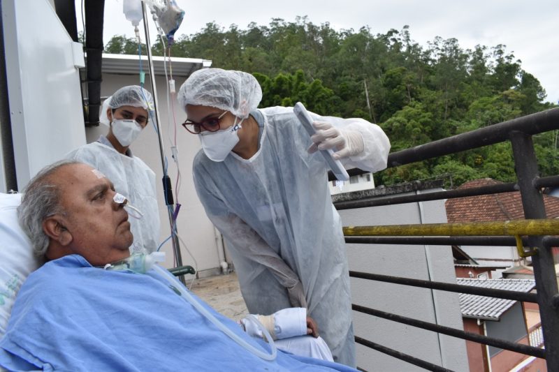 Ap&oacute;s 57 dias, idoso deixa leito de UTI Covid em Blumenau para tomar banho de sol e falar com a fam&iacute;lia – Foto: Larissa Machado/ Comunica&ccedil;&atilde;o HSA