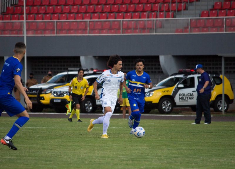 Vald&iacute;via foi muito acionando na primeira etapa – Foto: Andr&eacute; Palma Ribeiro/Ava&iacute; F.C