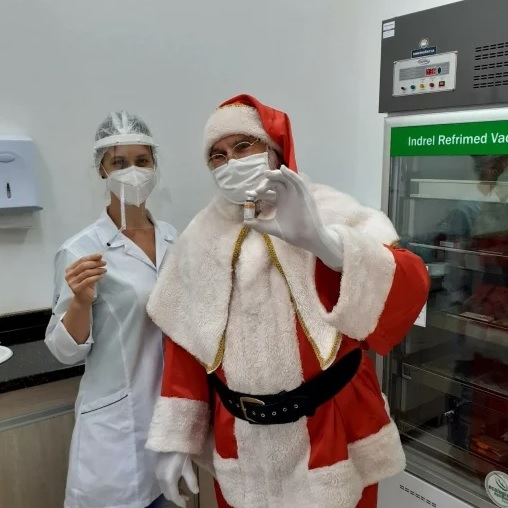 O ‘Bom Velhinho’ de Itapiranga foi vacinado contra a Covid-19. – Foto: Reprodu&ccedil;&atilde;o/ND