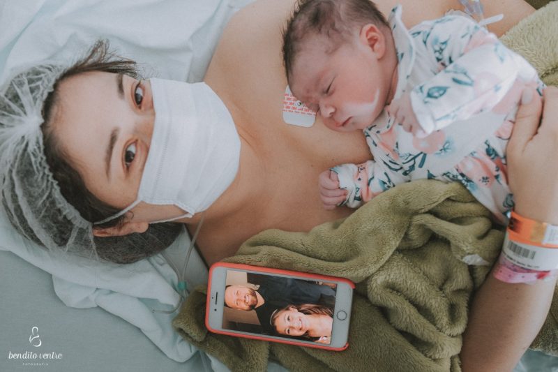 Casal fica mais perto graças a uma chamada de vídeo – Foto: Foto: Bendito Ventre Fotografias