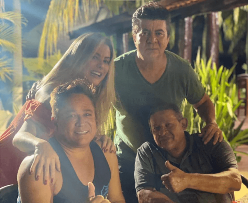 Passim, de pé, com amigos, inclusive Leonardo – Foto: Reprodução Instagram