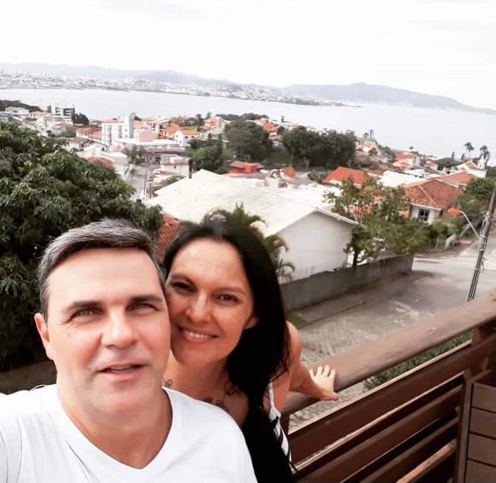 Patrícia Grigorazzi e o marido, no Centro Histórico de São José – Foto: Acervo pessoal/ND