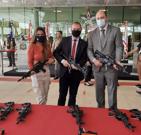 Deputada Paulinha, do PDT posou para a foto com armas ao lado de Mauro de Nadal e Maurício Eskudlark – Foto: Reprodução Redes Sociais