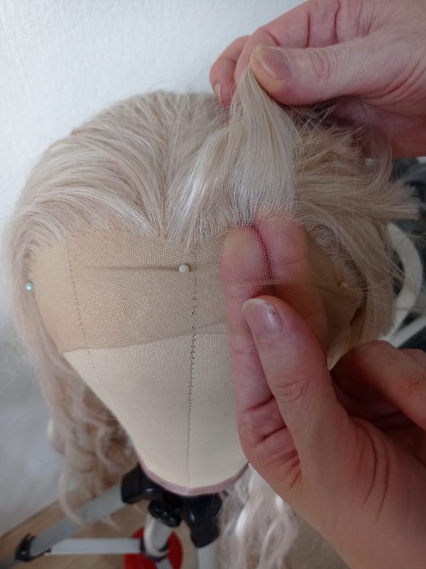 Processo de confec&ccedil;&atilde;o da peruca &eacute; minucioso e demorado. Pode levar at&eacute; 60 dias para ficar pronta – Foto: T&aacute;rsila Elbert/ND