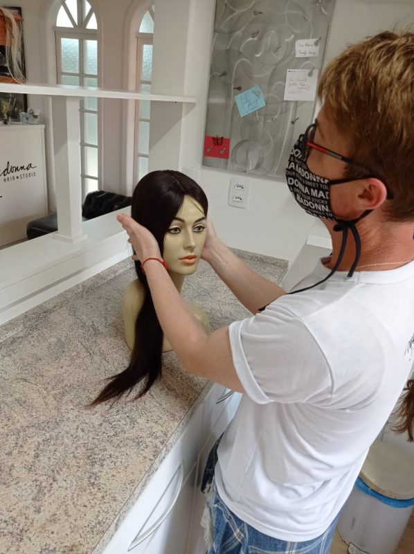 Nenhuma peruca &eacute; igual a outra; elas s&atilde;o feitas respeitando as particularidades de cada mulher – Foto: T&aacute;rsila Elbert/ND