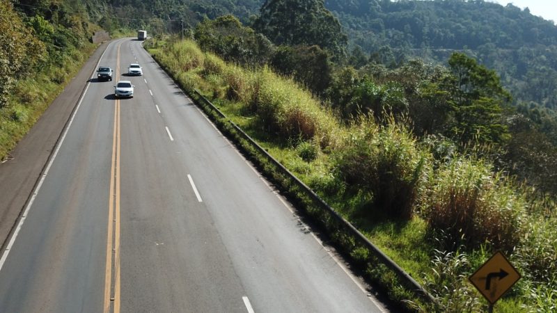 Ultrapassagens em locais proibidos são comuns nas rodovias da região Oeste de Santa Catarina – Foto: PMRv/Divulgação